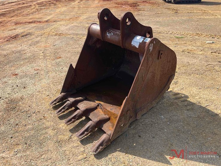 41"-tooth-bucket-excavator-attachment-image-7