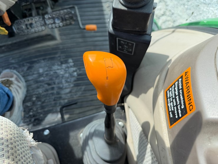 2017-john-deere-6105e-image-12