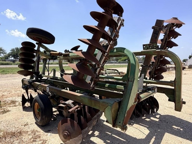 john-deere-230-image-1