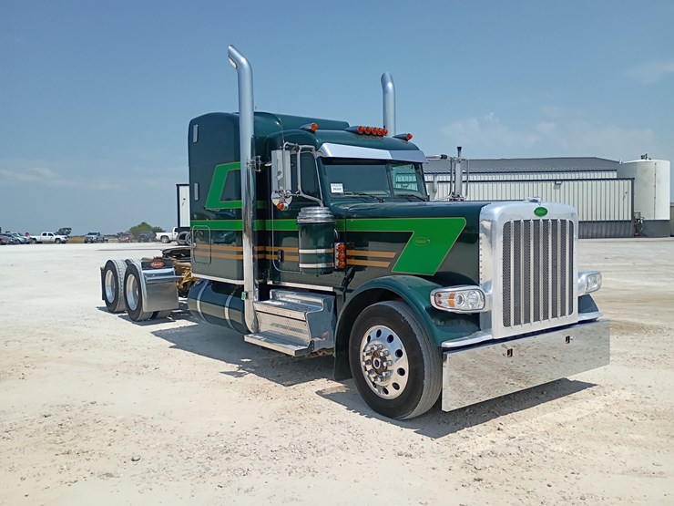 2023-peterbilt-389-image-12