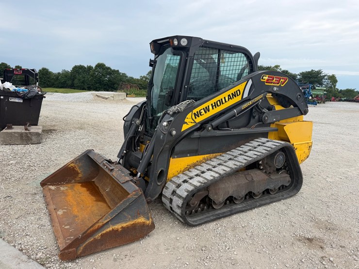 2019-new-holland-c237-image-1