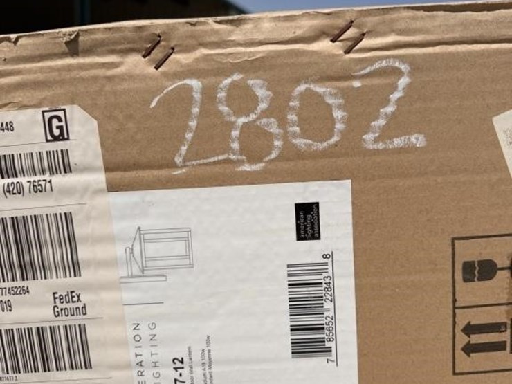 l3---pallet-of-light-fixtures-image-8