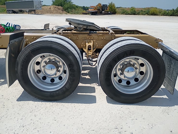 2023-peterbilt-389-image-103