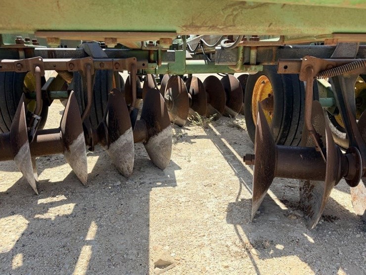 john-deere-230-image-10