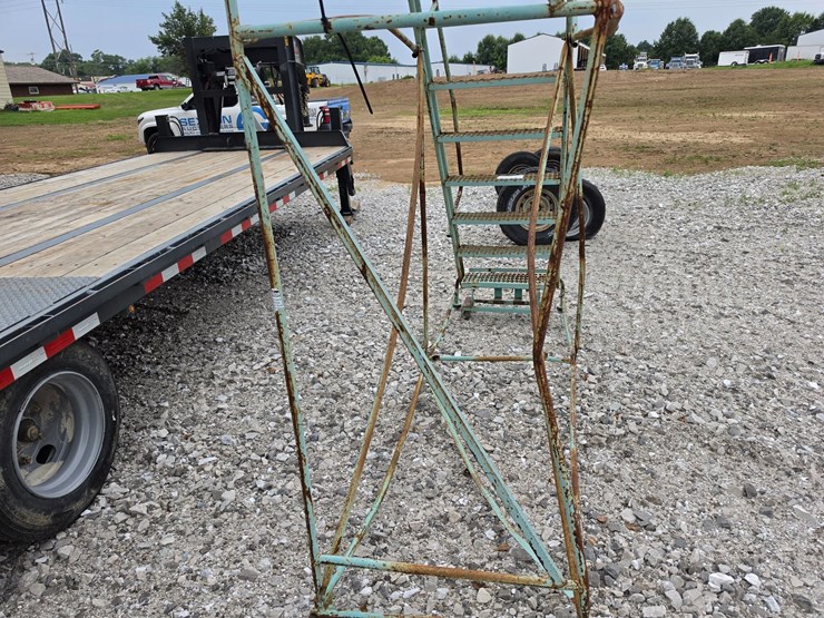 #24161-•-10ft-rolling-ladder-image-7