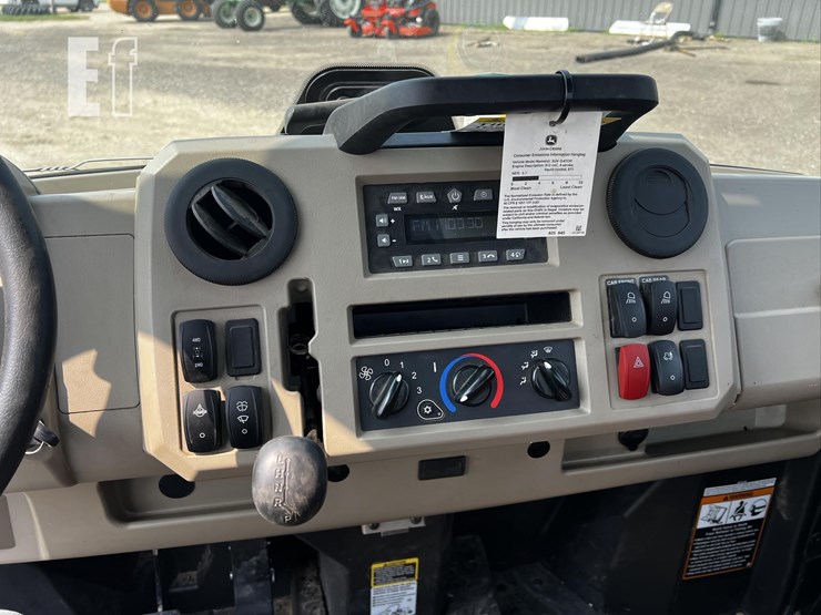 2025-john-deere-gator-xuv-835r-image-11