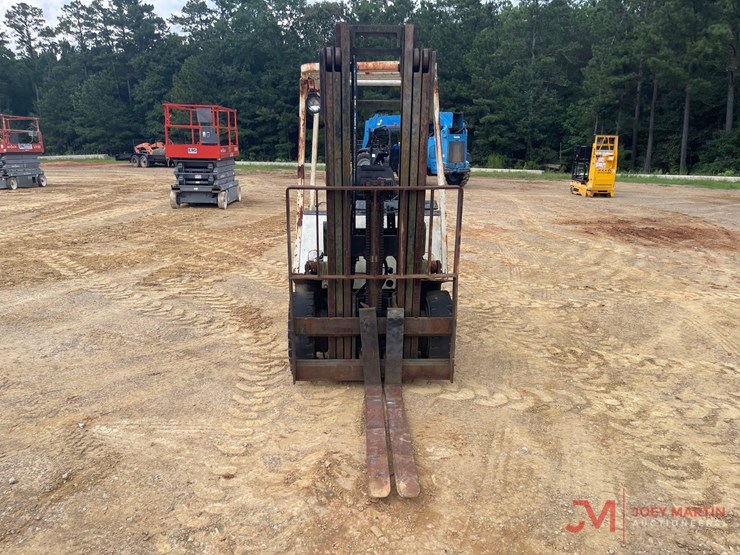forklift,-sn;-16099a,-meter-reads-11006-hours,-42"-forks,-lp-engine(non-running,-disassembled)-image-8