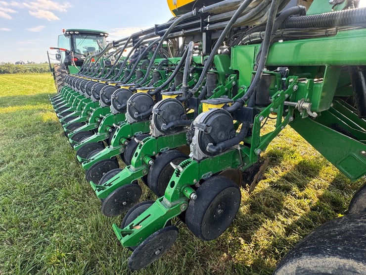2015-john-deere-db60-image-32