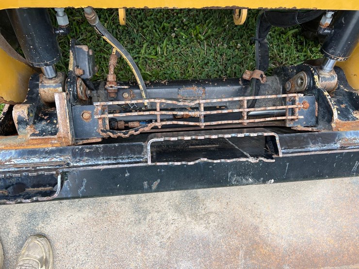 2023-caterpillar-236d3-image-5