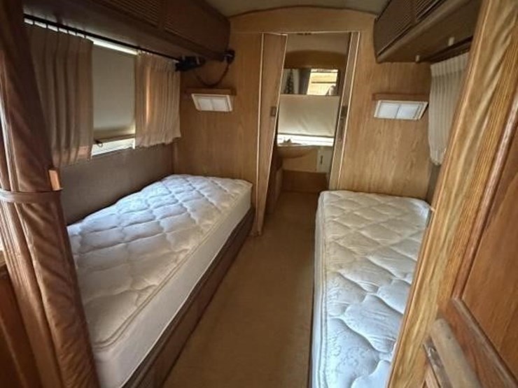 l2--1984-airstream-image-8