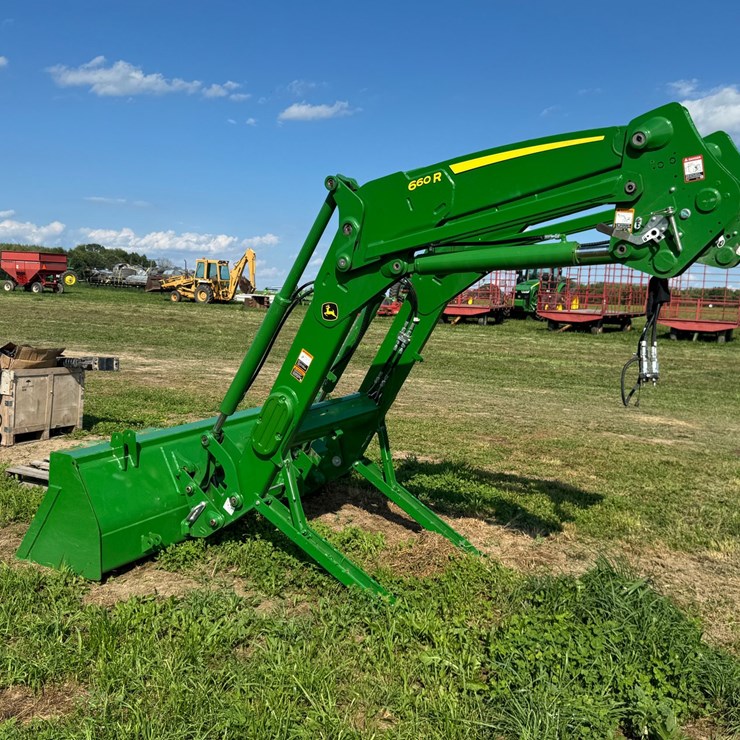#4013 • JOHN DEERE 660SL Loader With Bucket