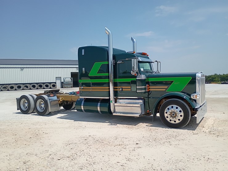 2023-peterbilt-389-image-11