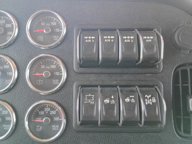 2023-peterbilt-389-image-56