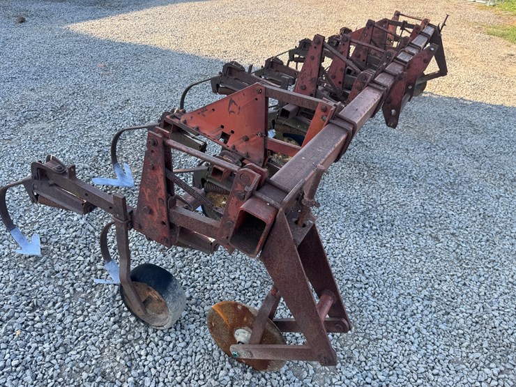 #4017-•-international-6-row-cultivator-image-2