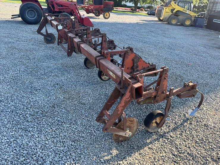 #4017-•-international-6-row-cultivator-image-1