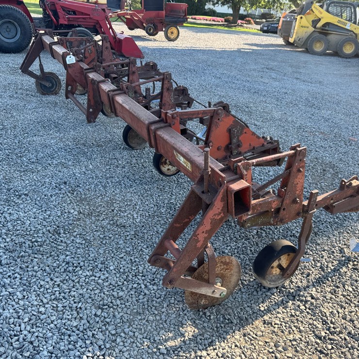 #4017 • INTERNATIONAL 6 Row Cultivator