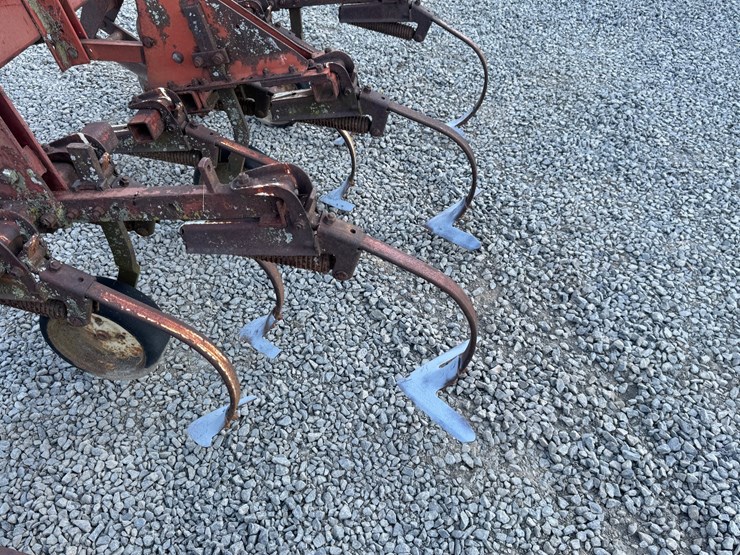 #4017-•-international-6-row-cultivator-image-7