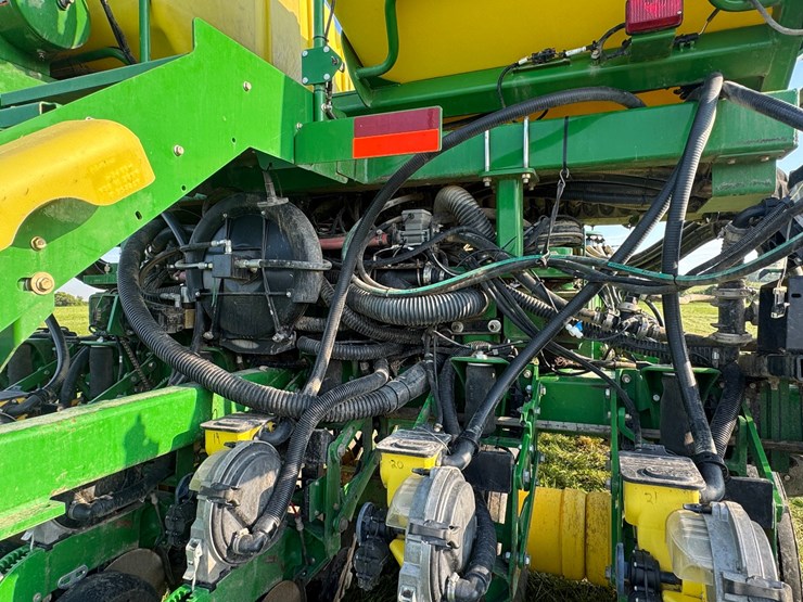 2015-john-deere-db60-image-29
