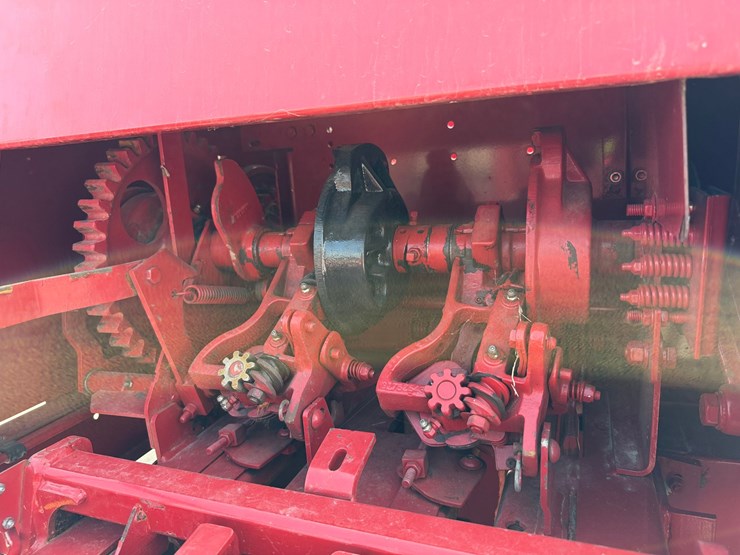 2022-new-holland-275-image-9