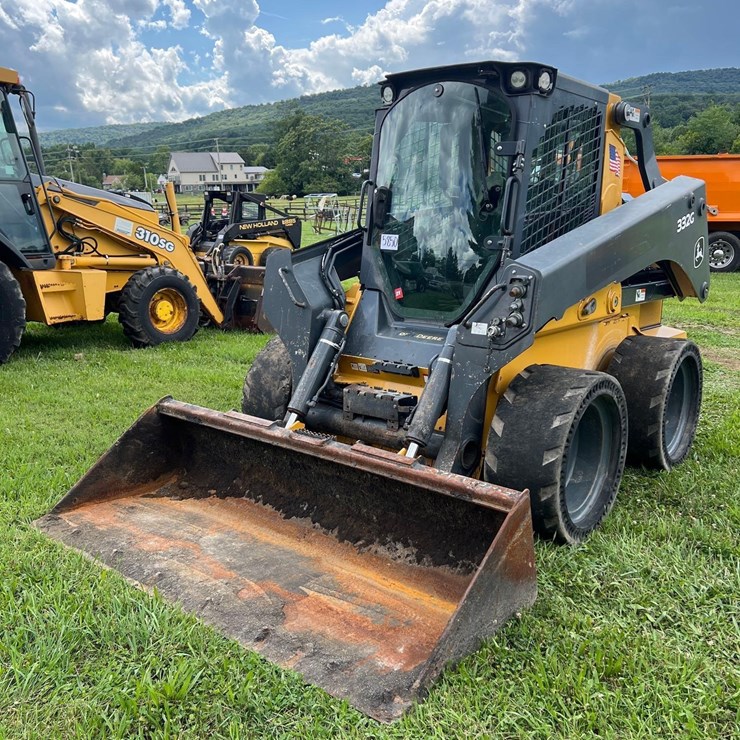 2017 DEERE 332G