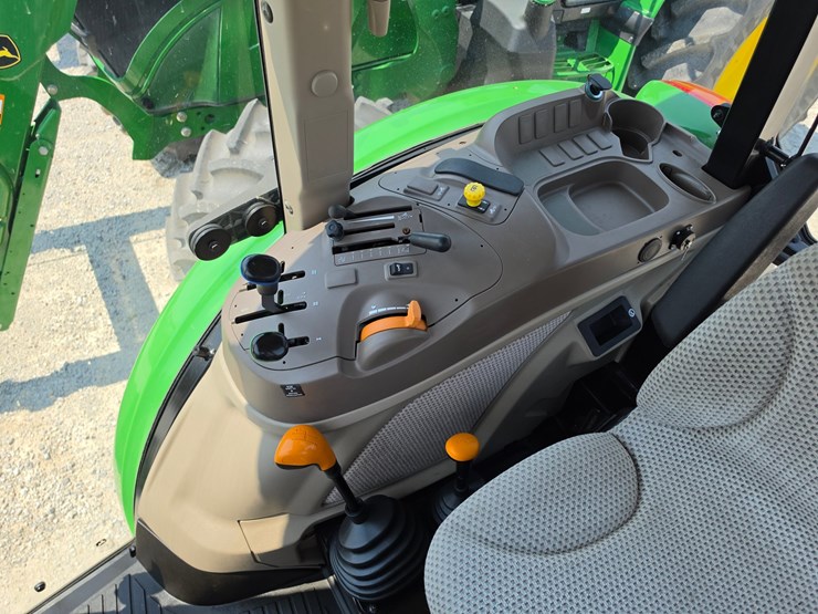2019-john-deere-5100e-image-15