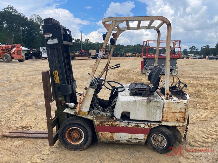 forklift,-sn;-16099a,-meter-reads-11006-hours,-42"-forks,-lp-engine(non-running,-disassembled)-image-6