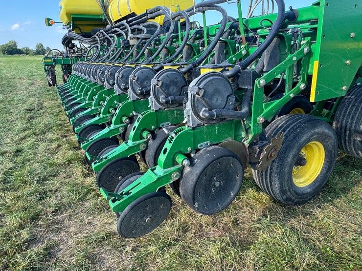 2015-john-deere-db60-image-23