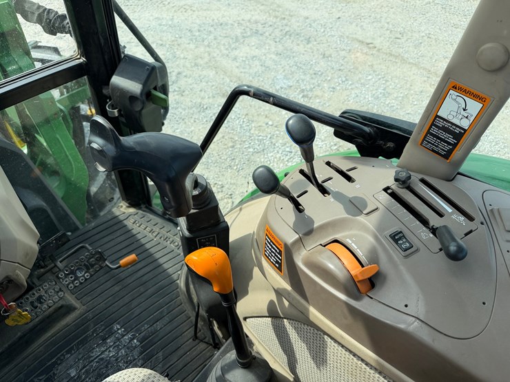 2017-john-deere-6105e-image-11