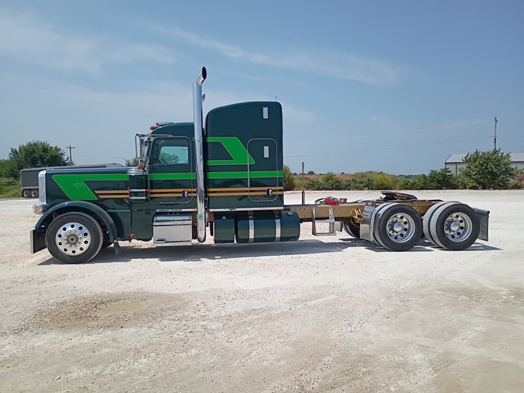 2023-peterbilt-389-image-3