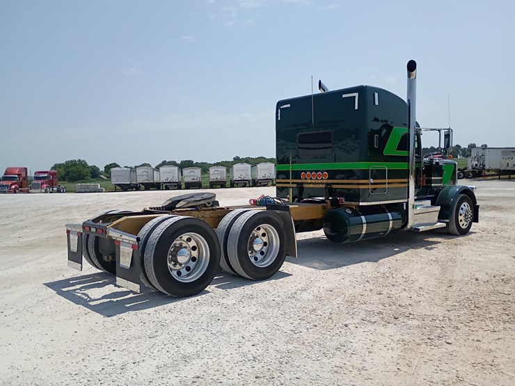 2023-peterbilt-389-image-9