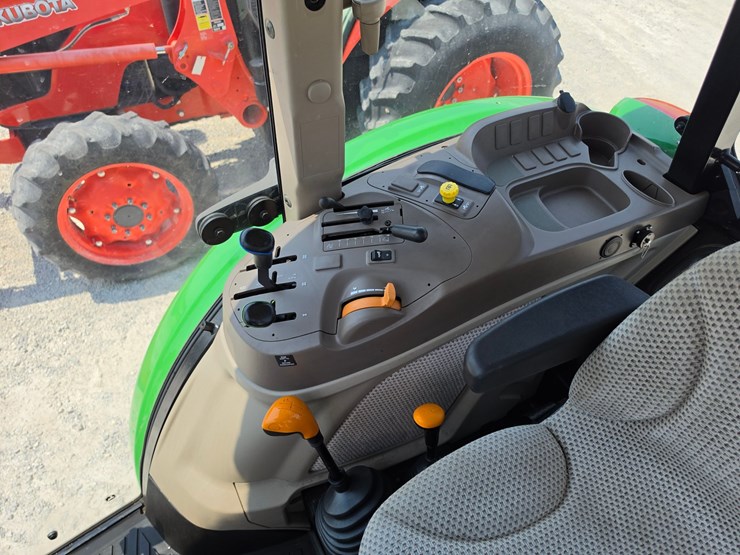 2019-john-deere-5100e-image-15