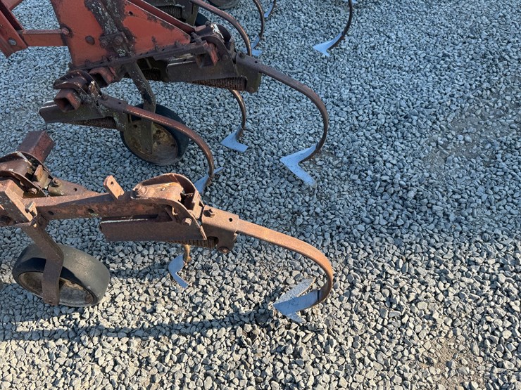#4017-•-international-6-row-cultivator-image-5