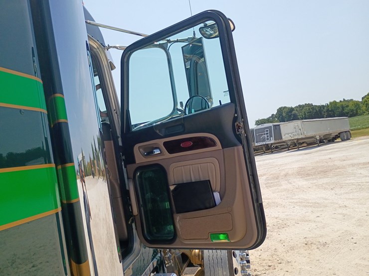 2023-peterbilt-389-image-48