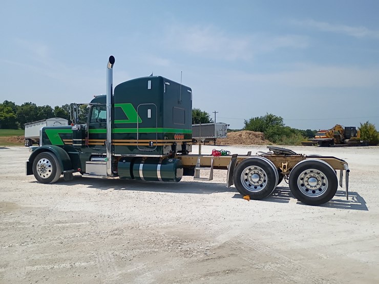 2023-peterbilt-389-image-4