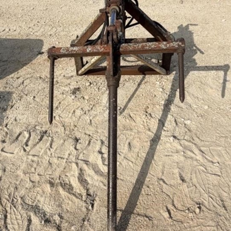 L3 - 3PT Bale Spear Attachment