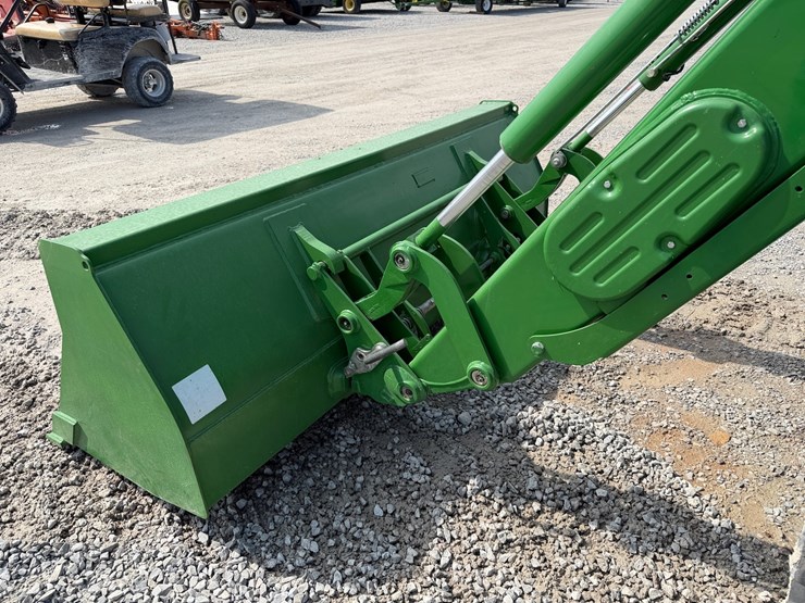 2017-john-deere-6105e-image-4