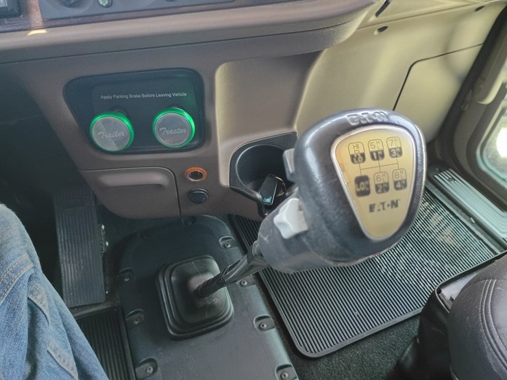 2023-peterbilt-389-image-61