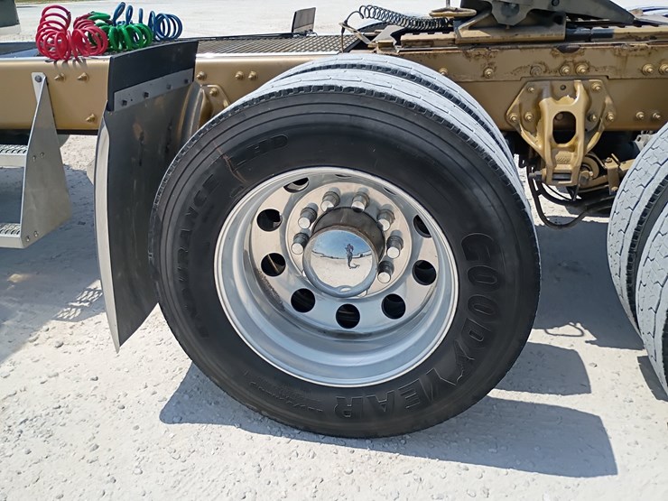 2023-peterbilt-389-image-104