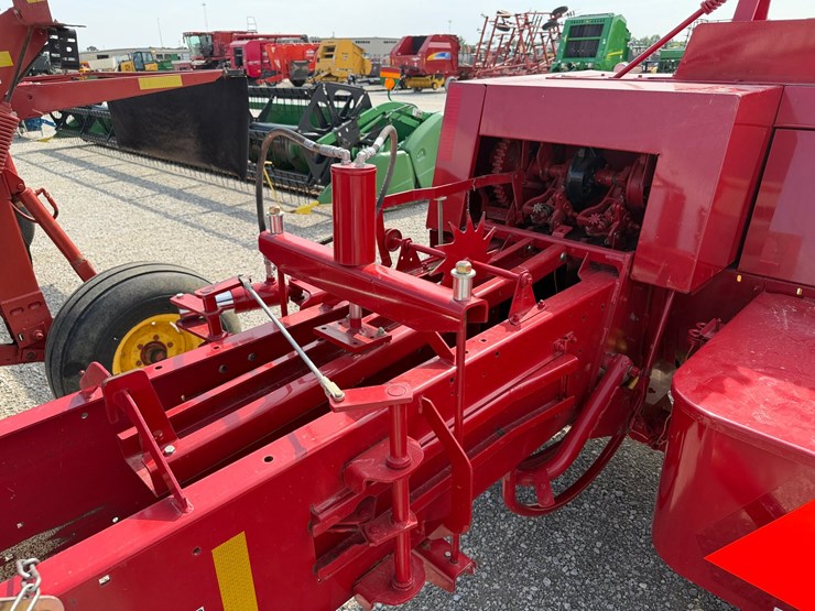 2022-new-holland-275-image-10