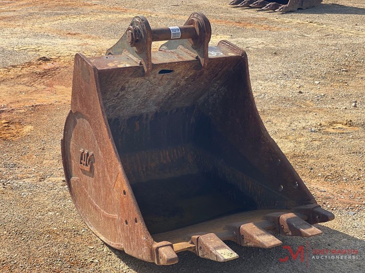 35"-tooth-bucket-excavator-attachment-image-1