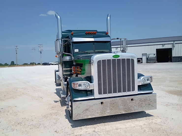 2023-peterbilt-389-image-13