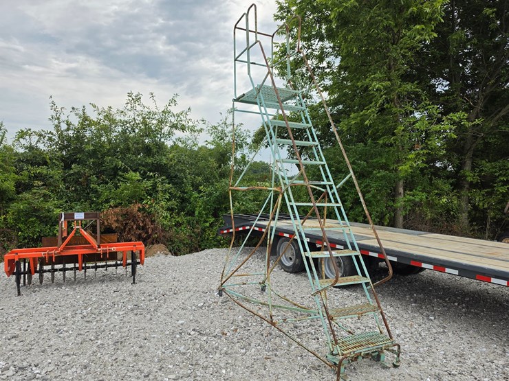 #24161-•-10ft-rolling-ladder-image-3