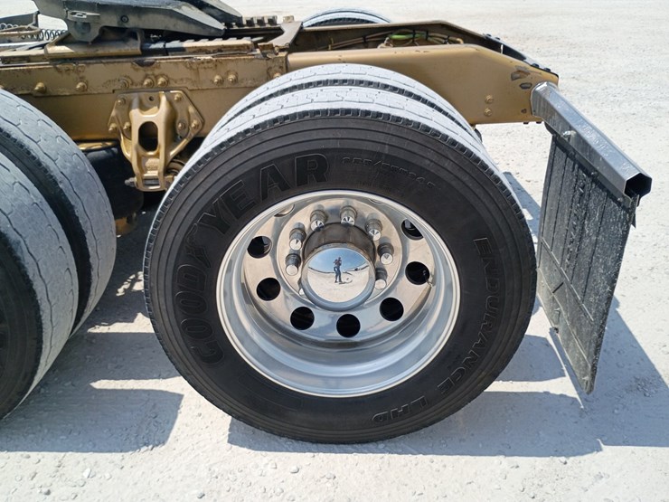 2023-peterbilt-389-image-110