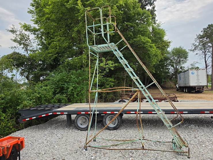 #24161-•-10ft-rolling-ladder-image-4