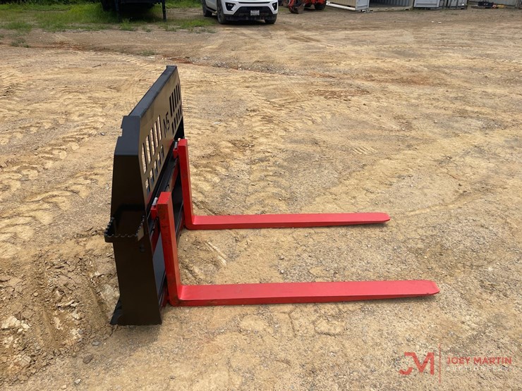 new-m5-48"-forks-skid-steer-attachment-image-2