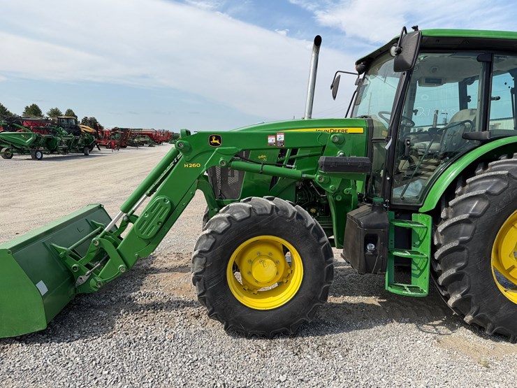 2017-john-deere-6105e-image-5