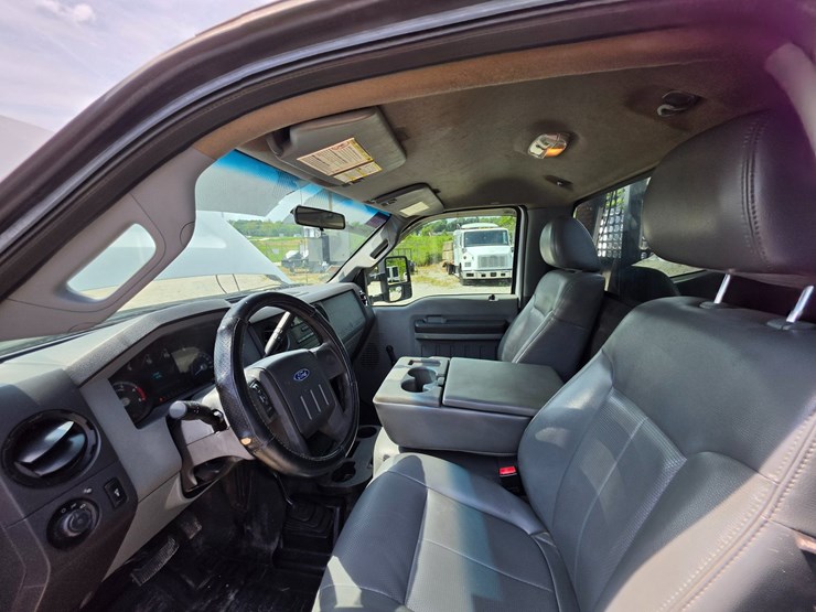 2011-ford-f550-image-32