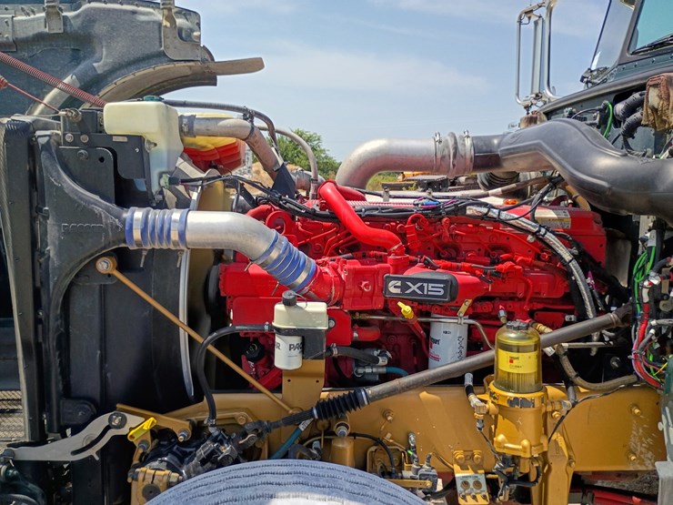 2023-peterbilt-389-image-16