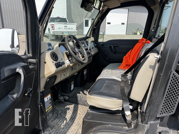 2025-john-deere-gator-xuv-835r-image-8