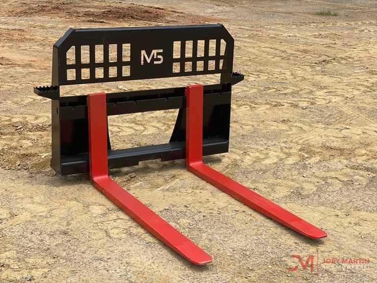 new-m5-48"-forks-skid-steer-attachment-image-1